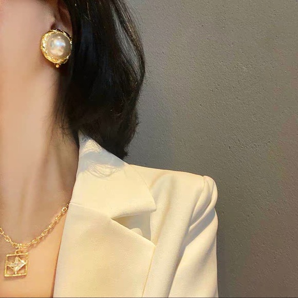 Vintage Gold Pearl Round Clip Earrings - Picture 2 of 4